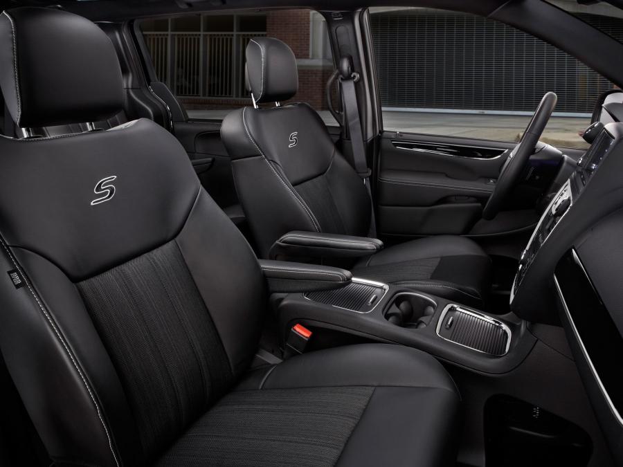 Chrysler Town & Country S 2012 года  (фото 6 из 9)